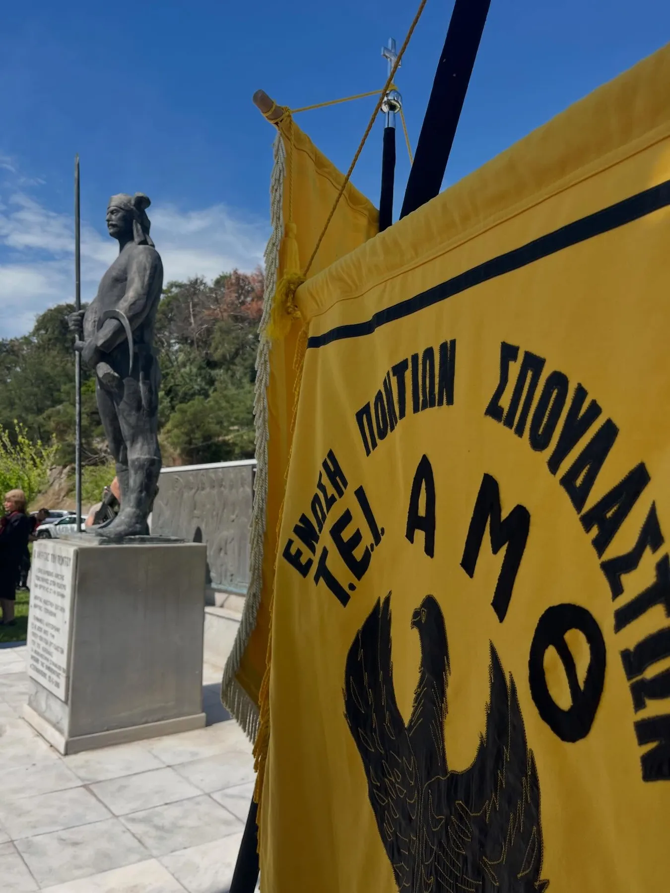 Το άγαλμα του Ακρίτα του Πόντου με το λάβαρο του Συλλόγου