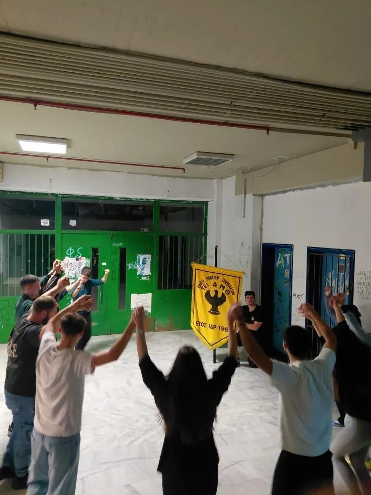 Πρόβα χορού σε κύκλο γύρω από το λάβαρο του Συλλόγου