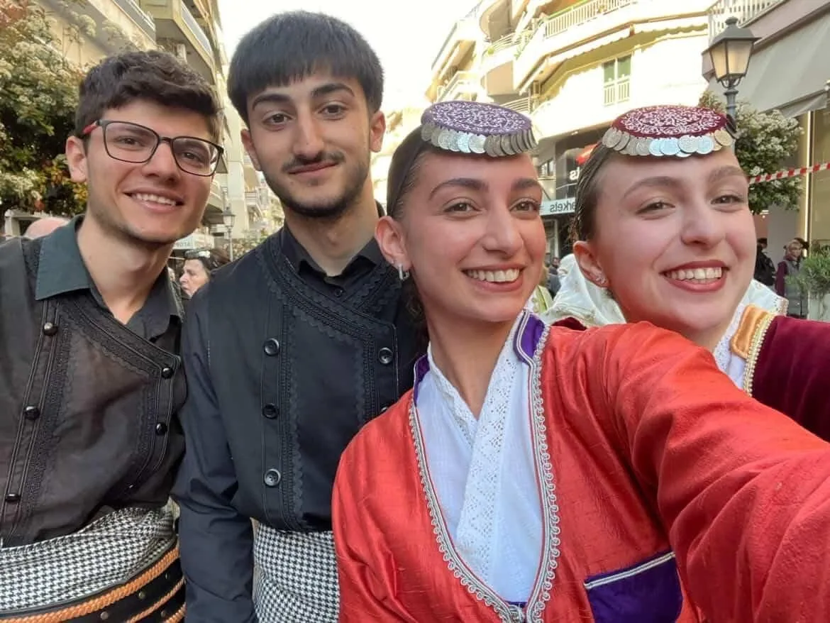 Μέλη του Συλλόγου σε selfie με παραδοσιακές στολές στον δρόμο