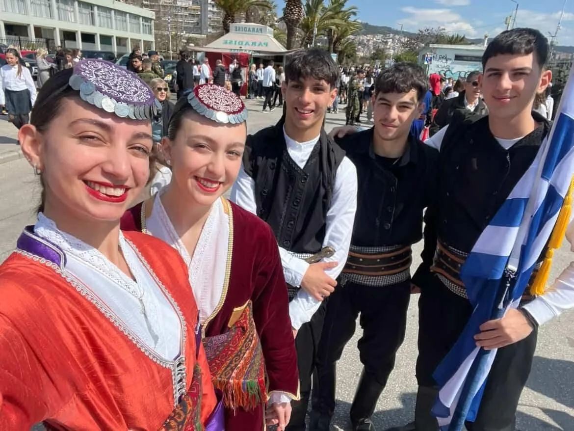 Selfie μελών με την ελληνική σημαία