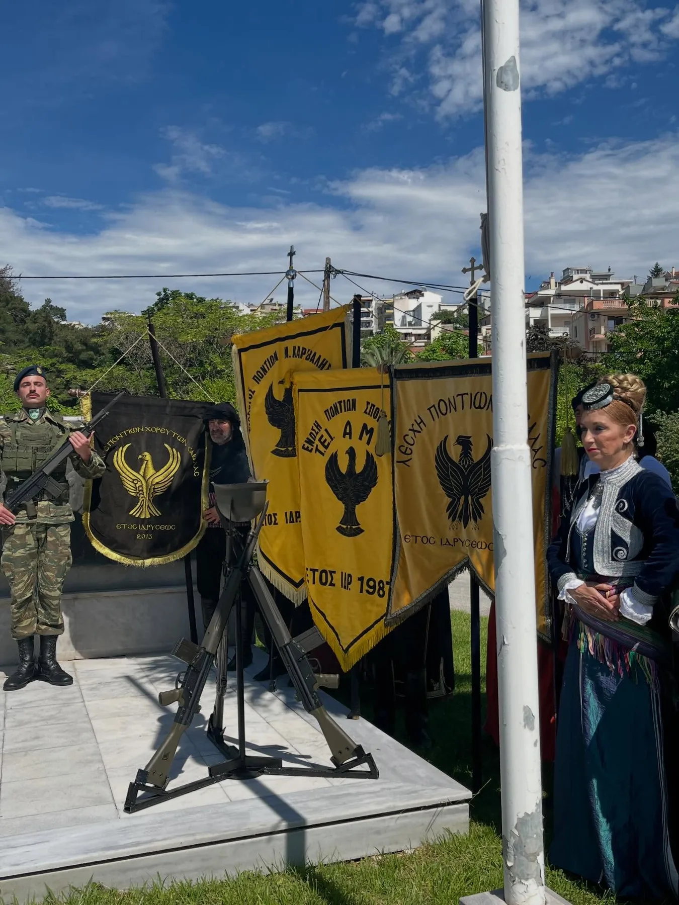 Τιμητική φρουρά και λάβαρα στο μνημείο