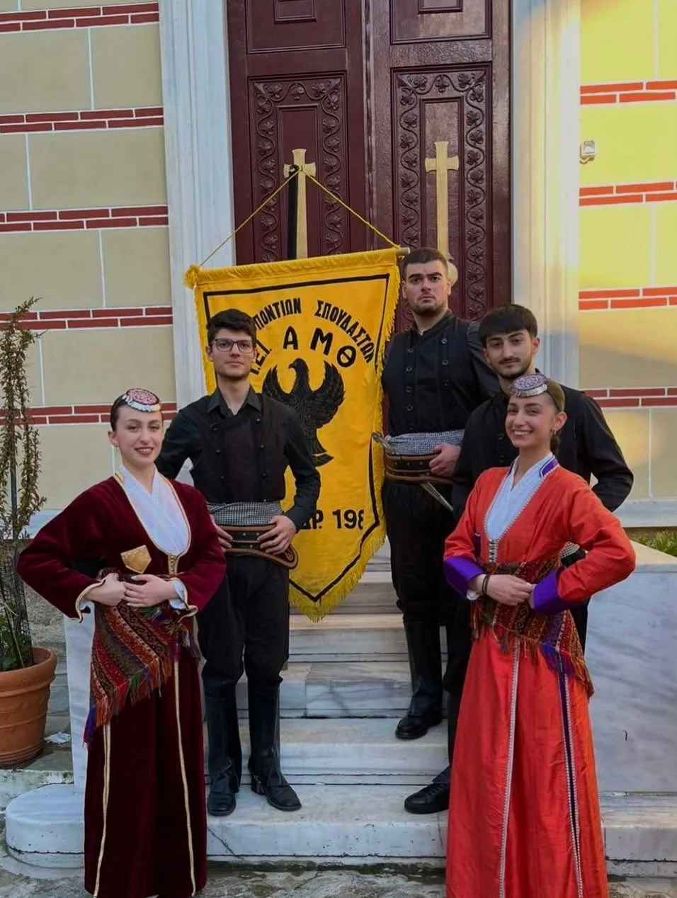 Μέλη με το λάβαρο στα σκαλιά της εκκλησίας