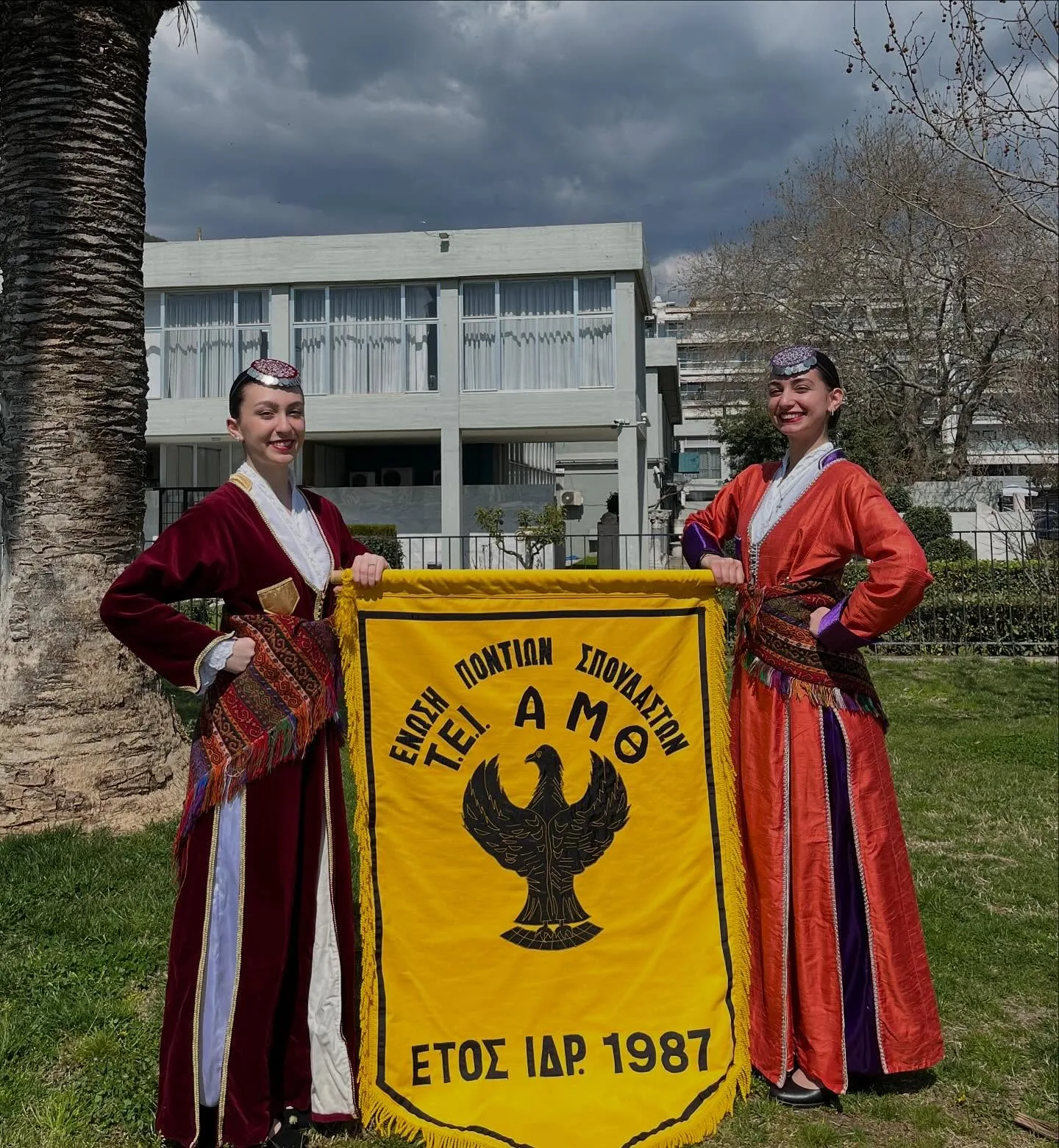 Κοπέλες με παραδοσιακή ποντιακή φορεσιά